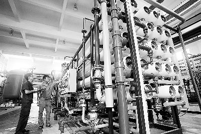 技術(shù)人員對中水回用系統(tǒng)進行檢測